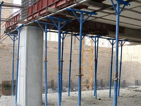 نمایی از اجرای سقف تیرچه بلوک با فوم و یونولیت سقفی پیش از بتن‌ریزی